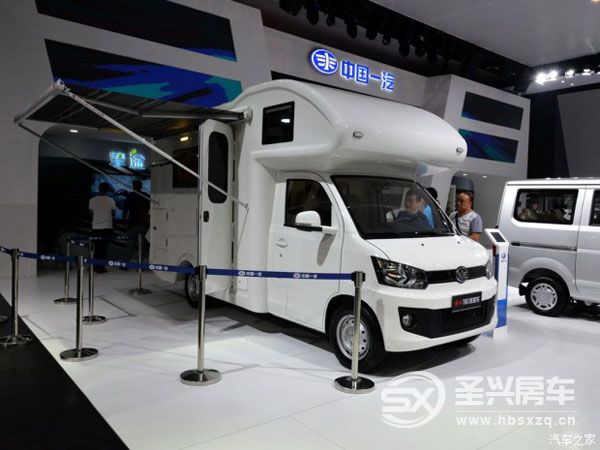 房車(chē)夢(mèng)不再遙遠(yuǎn) 實(shí)拍解放T80旅居車(chē)